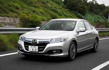 2014-honda-accord-hybrid-front-three-quarters-in-motion