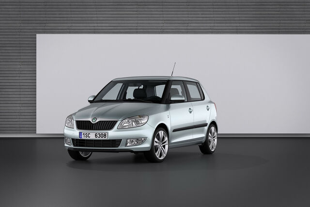 File:2010-Skoda-Fabia-Roomster-3.jpg