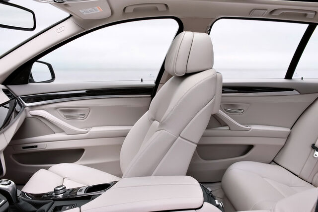 File:2011-BMW-5-Series-Touring-44.jpg