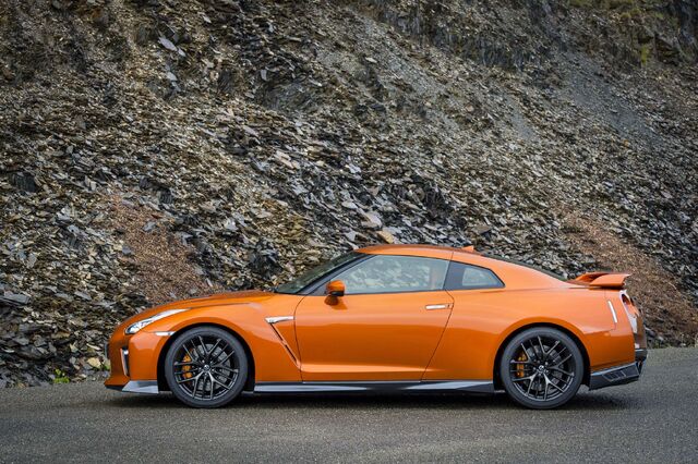 File:2017-Nissan-GT-R-side-profile.jpg