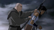 Zaheer atrapando a Korra.png