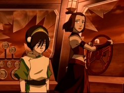 Suki en Toph op een luchtschip