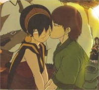 Ohev besando a Toph en la mejilla.png