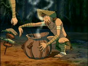 Miembro de la Tribu Agua del Pantano cocinando