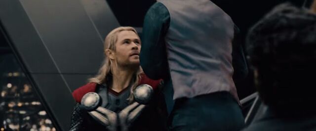 Datei:Avengers-Age-of-Ultron-Thor-lifts-Tony-Stark.jpg