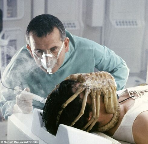 File:Alienarticle-2269655-173927CC000005DC-102 634x620.jpg
