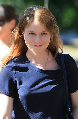File:Genevieve Angelson.png