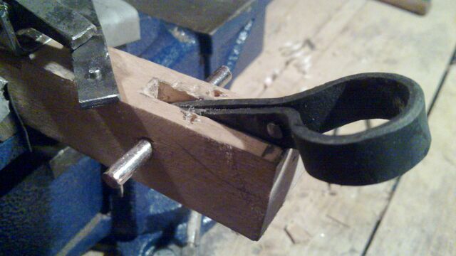 File:Attaching the handle to the slider - 06.jpg