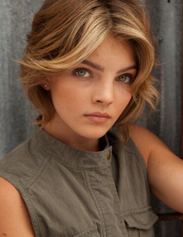 File:Camren Bicondova.jpg