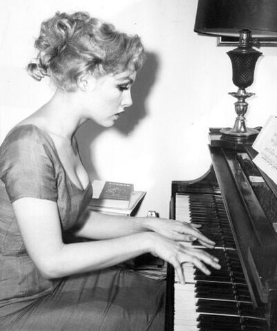 File:NewmarPiano.jpg