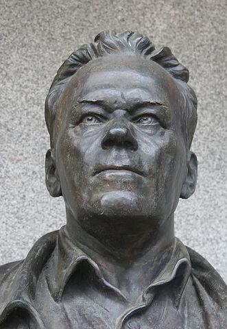 File:414px-Michail Timofejewitsch Kalaschnikow Izhevsk 2.jpg