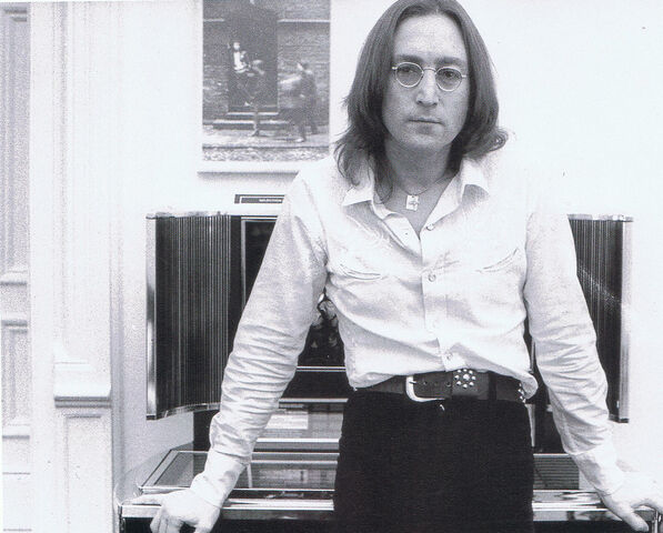 Файл:Lennon 1975 Dakota.jpg