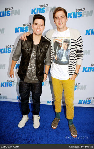 File:Logan-henderson-and-kendall-schmidt-1027-kiss-kbalZx.jpg