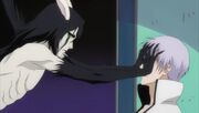 Ulquiorra tratando de que Gin no vea su Segunda Liberación.jpg