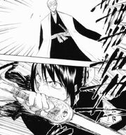 Hinamori intenta atacar a Ichimaru.jpg