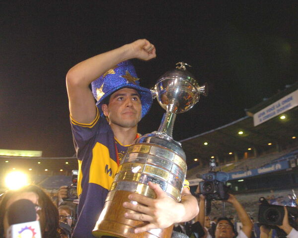 Archivo:Roman con la copa libertadores.jpg