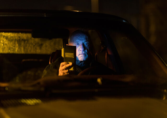 File:Better-call-saul-episode-302-mike-banks-935.jpg