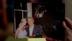 2x01 - Foto Skyler Ted.png