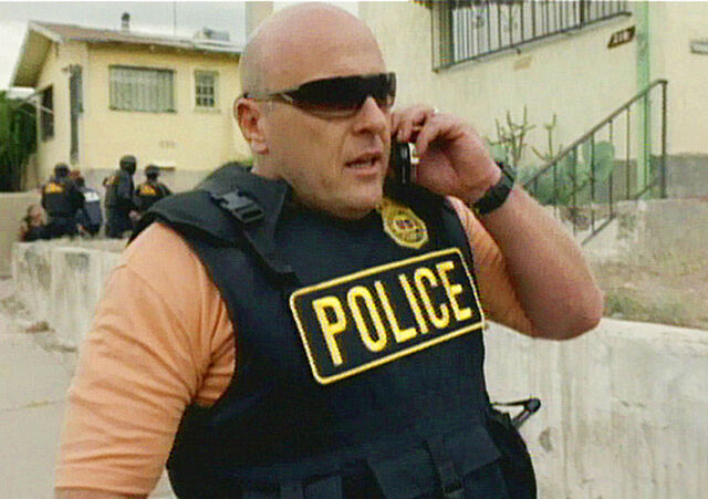 Archivo:1x03 - ...And the Bag's in the River PROMO 8.jpg