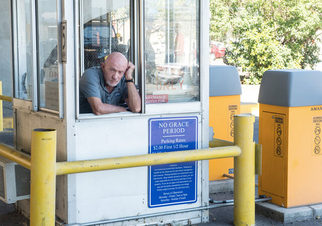 File:Better-call-saul-episode-108-mike-banks-sized-935.jpg