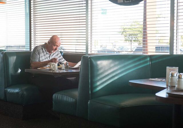 File:Better-call-saul-episode-205-mike-banks-935.jpg