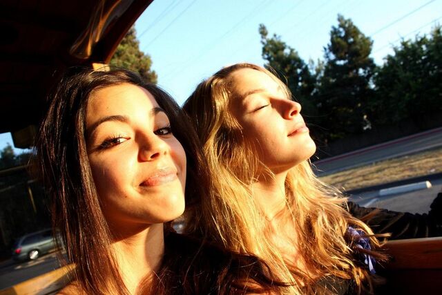 File:Samantha-with-bridgit-mendler-samantha-boscarino-8462691-2560-1707.jpg