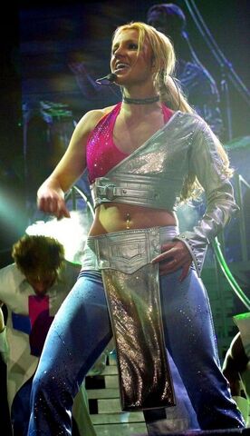 File:Britney-spears-live-concert-dvd-london-arena-11-16-00-eba8d.jpg