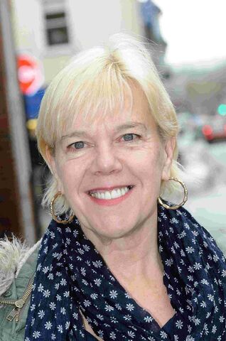 Archivo:Carolyn Pickles.jpg