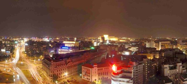 Fișier:Bucuresti noaptea.jpg
