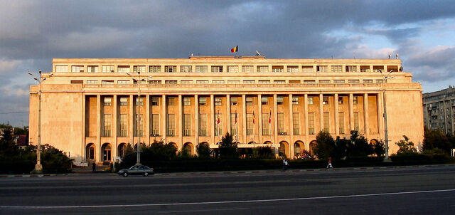 Fișier:Sunset on the government.jpg