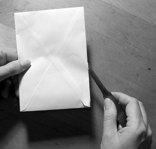 檔案:Briefoeffner mit kuvert und hand fcm.jpg