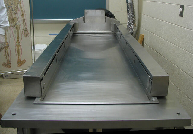 檔案:Cadaver dissection table - long shot.jpg