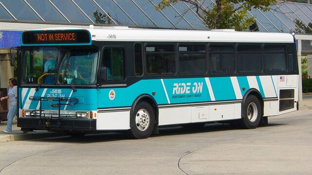 File:Ride On 5618 at Glenmont.jpg
