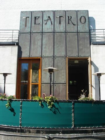 File:TeatroPatio.jpg