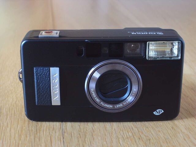 File:FujifilmNaturaBlackF191.jpg