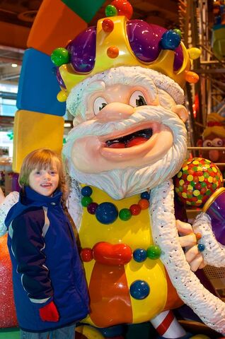 File:Candy-land-king-of-candy-toys-r-us-nyc.jpg