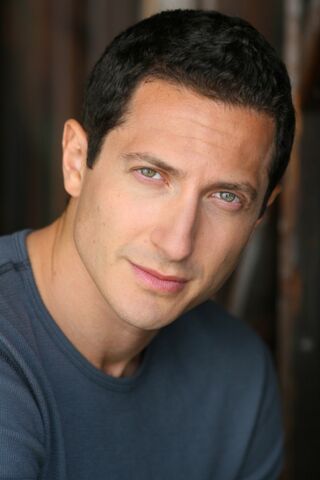 Файл:Sasha Roiz.jpg