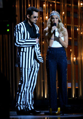 File:Carrie-underwood-cma-awards-2013-pants-gi.jpg