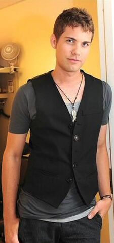 Archivo:Drew-Seeley-drew-seeley-7882757-678-1012.jpg