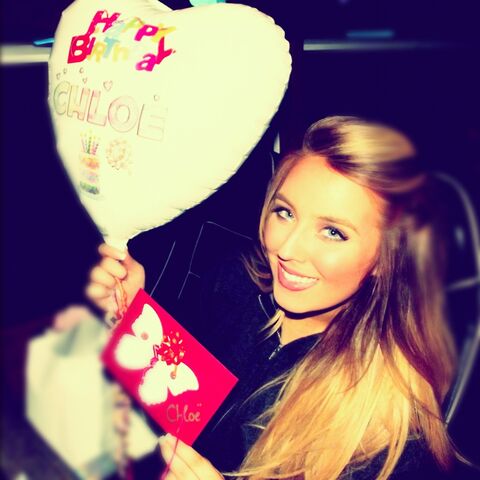 File:Chloë's got a balloon and a card.jpg