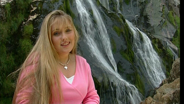 File:Chloë in pink.jpg