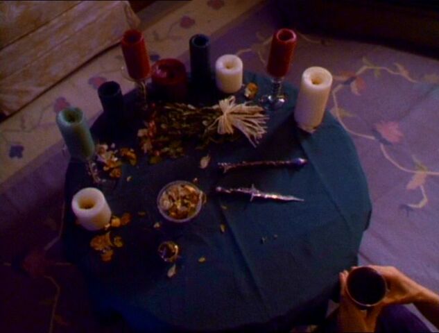 Arquivo:1x01-SerenaAltar.jpg