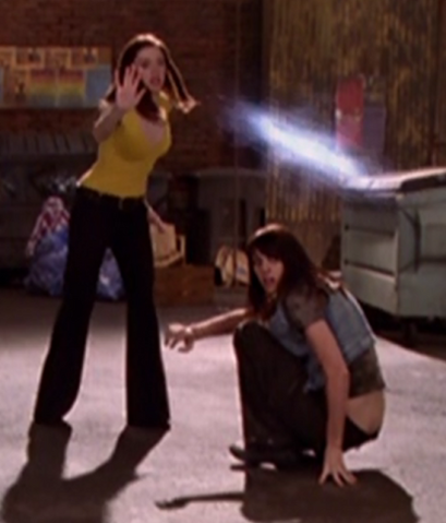 Ficheiro:PaigeProtectingMikelle.png