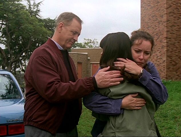 File:4x10-PaigeParentsHug.jpg