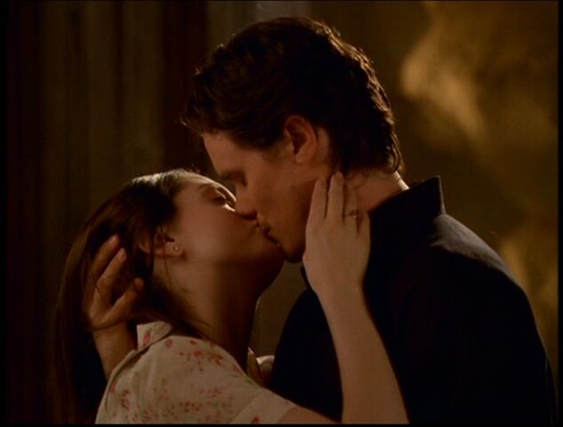 File:Vincentkissingpaige.jpg