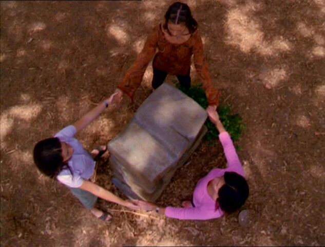 Plik:2x01-Altar.jpg