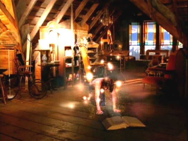 Фајл:1x16-Prue-Spell.jpg