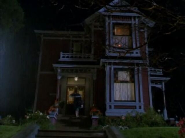 File:1x01 First view of the manor.jpg