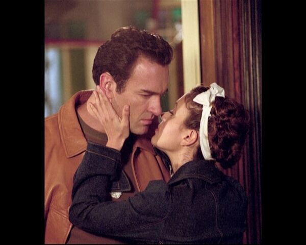 File:Phoebe Kissing Cole.jpg
