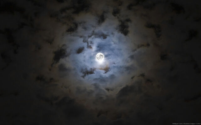 File:Full Moon Windows Background.jpg
